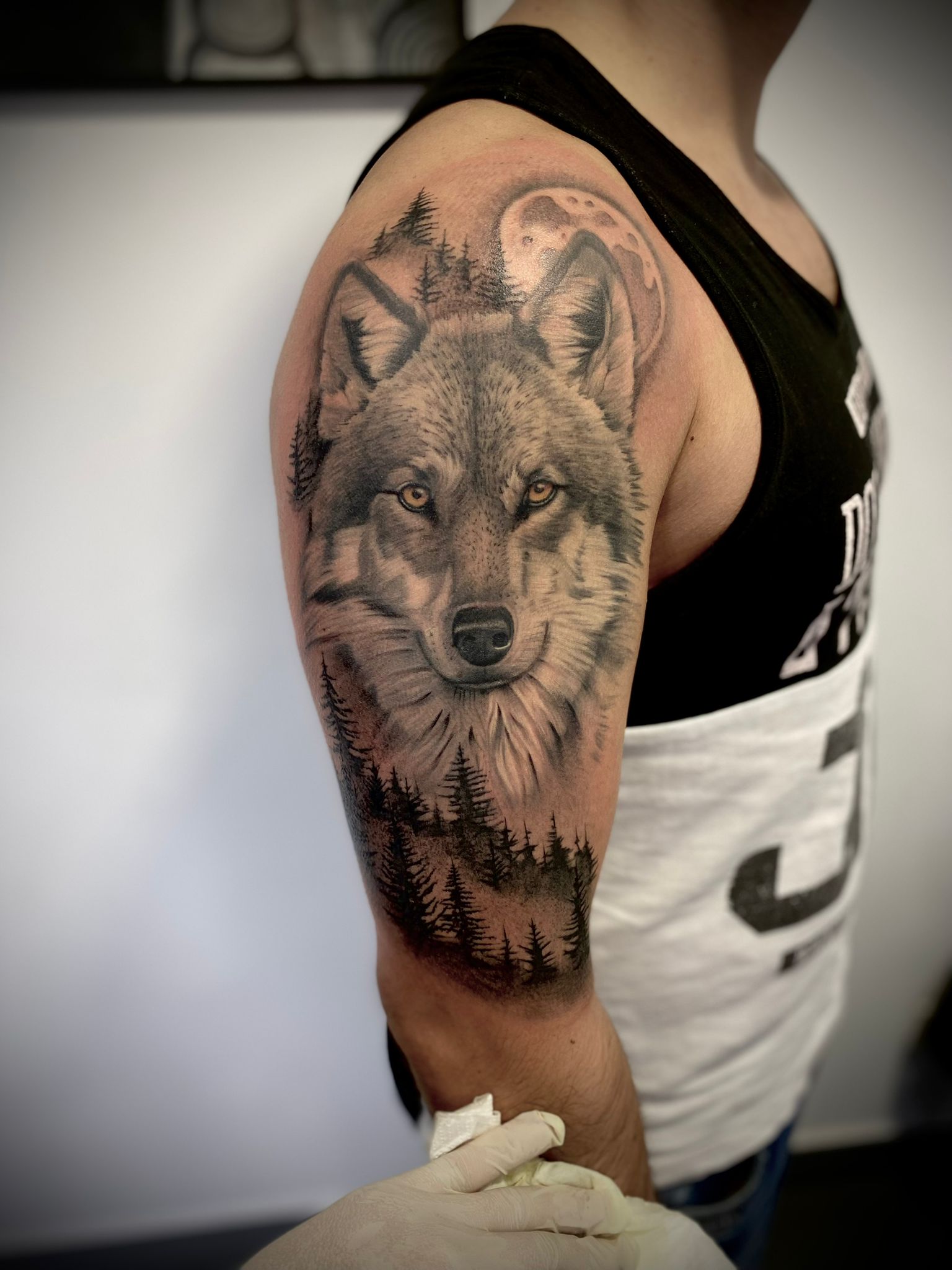 Lobo con bosque realismo